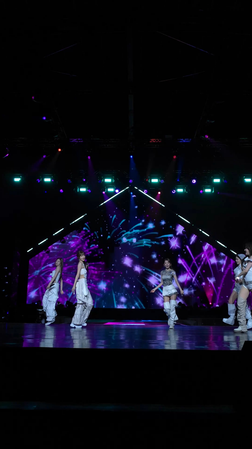 250811 le sserafim tiktok تحديث - حتى نذهب إلى الهبوط up💫 @ 2025 le sserafim جولة 'Easy Crazy Hot' في Bangkok Day 2