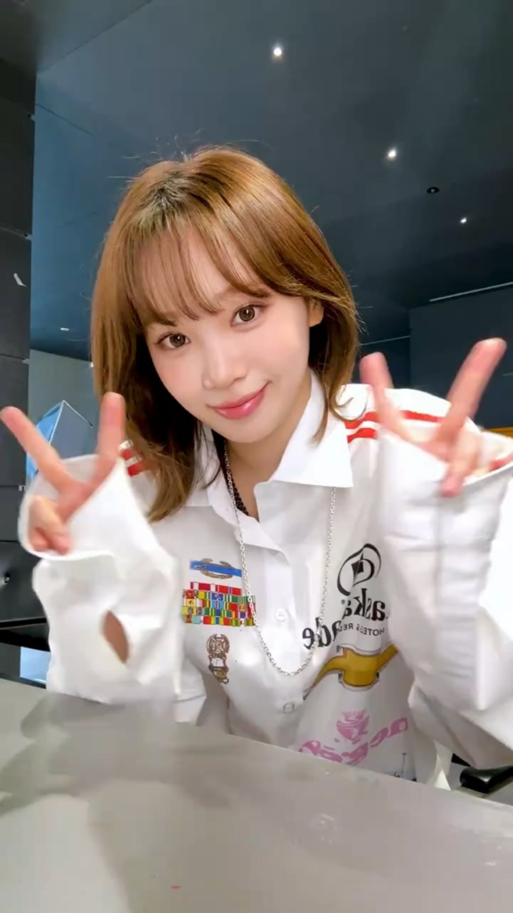 250812 Le Sserafim Tiktok Update مع Kim Chaewon - 🧢⚾