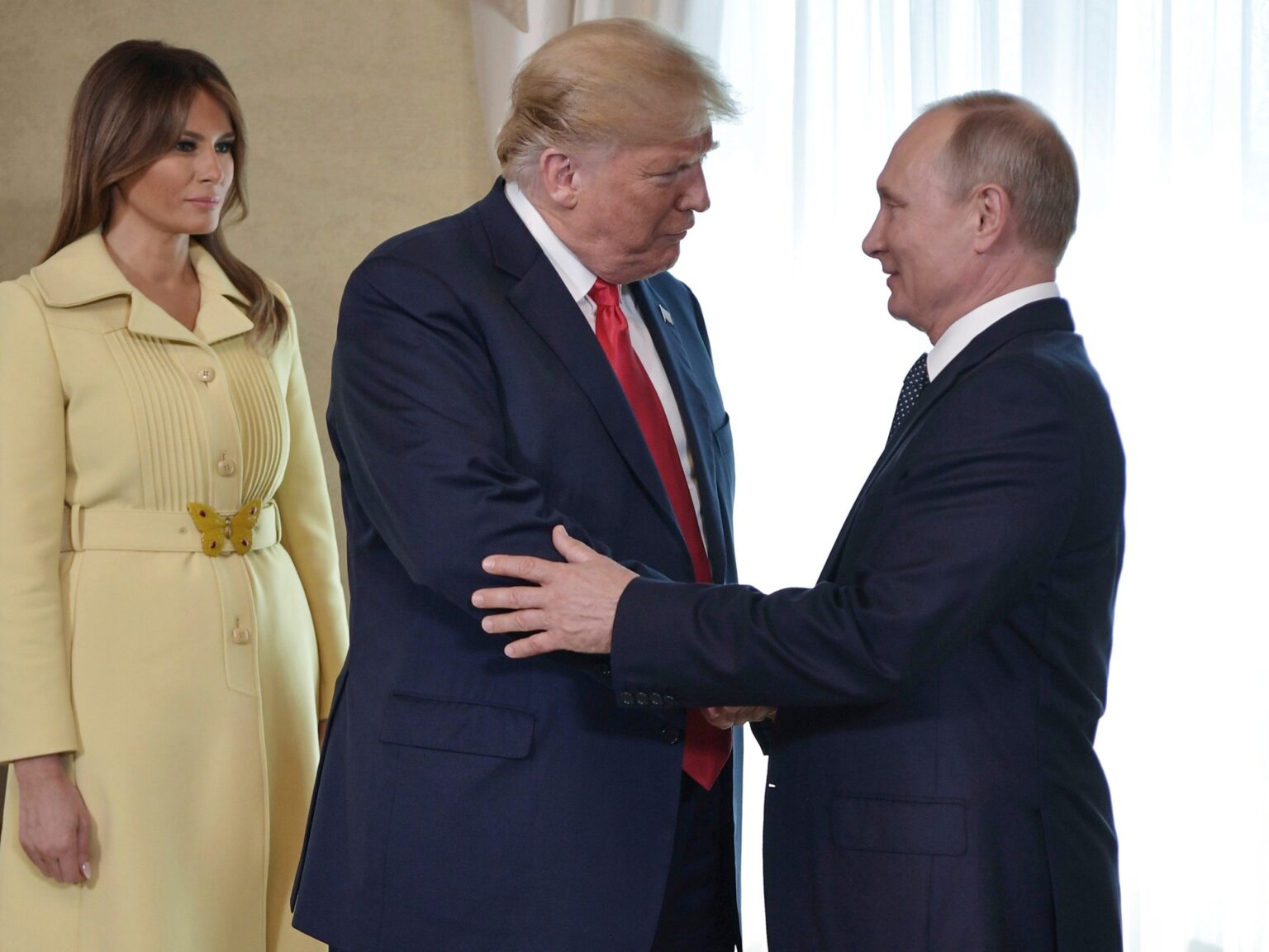 ترامب يسلم بوتين رسالة من زوجته ميلانيا خلال قمة ألاسكا | أخبار