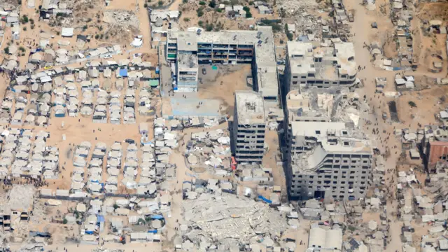 صورة جوية تظهر مشاهد للدمار في غزة نهاراً