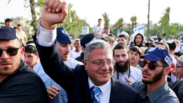 وزير الأمن القومي الإسرائيلي إيتمار بن غفير يتجول في البلدة القديمة بالقدس، في 26 مايو/أيار 2025.