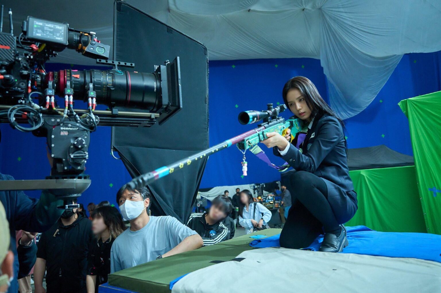 250804 JISOO - "قارئ كلي العلم: النبوءة" وراء الكواليس