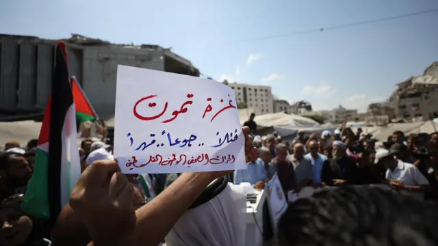 تجمع عدد كبير من الفلسطينيين في حي الرمال لتنظيم مظاهرة مطالبين بوقف الهجمات الإسرائيلية ومنع التهجير القسري في مدينة غزة، غزة، في 21 أغسطس/آب 2025