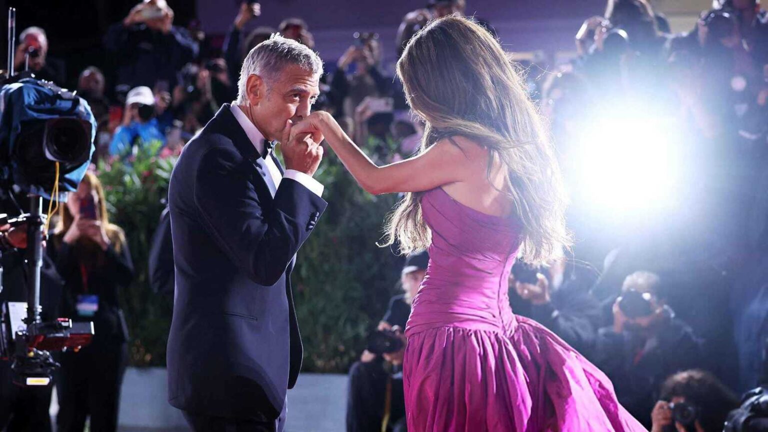 أمل كلوني تسحر الأنظار في مهرجان البندقية السينمائي (فيديو) شارة "البطل" تنافس على جائزة الموسيقى التصويرية الكندية