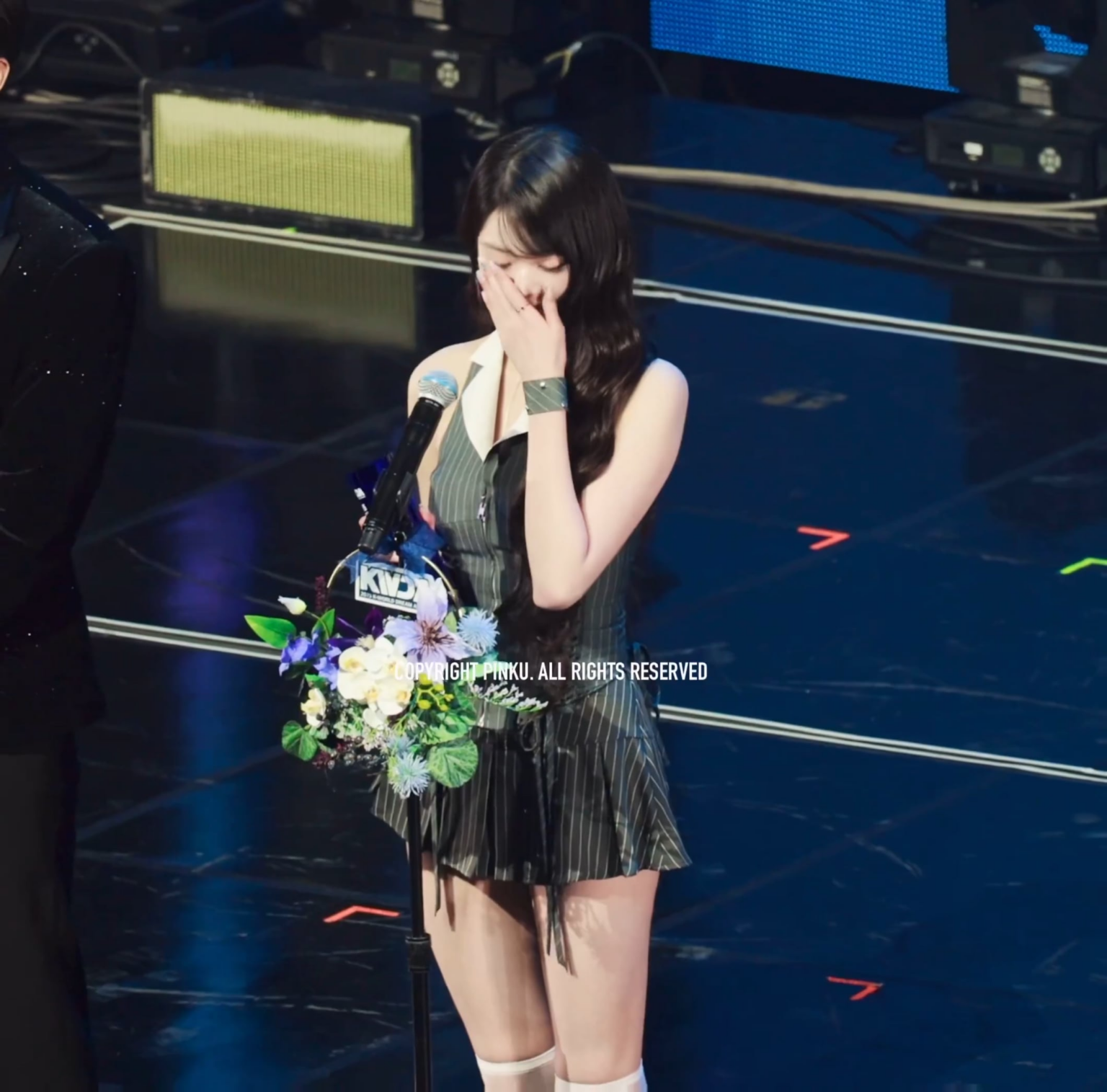 250821 Wonyoung Holding Tears بعد فوزها بجائزة الإناث الفردية في KWDA🥹