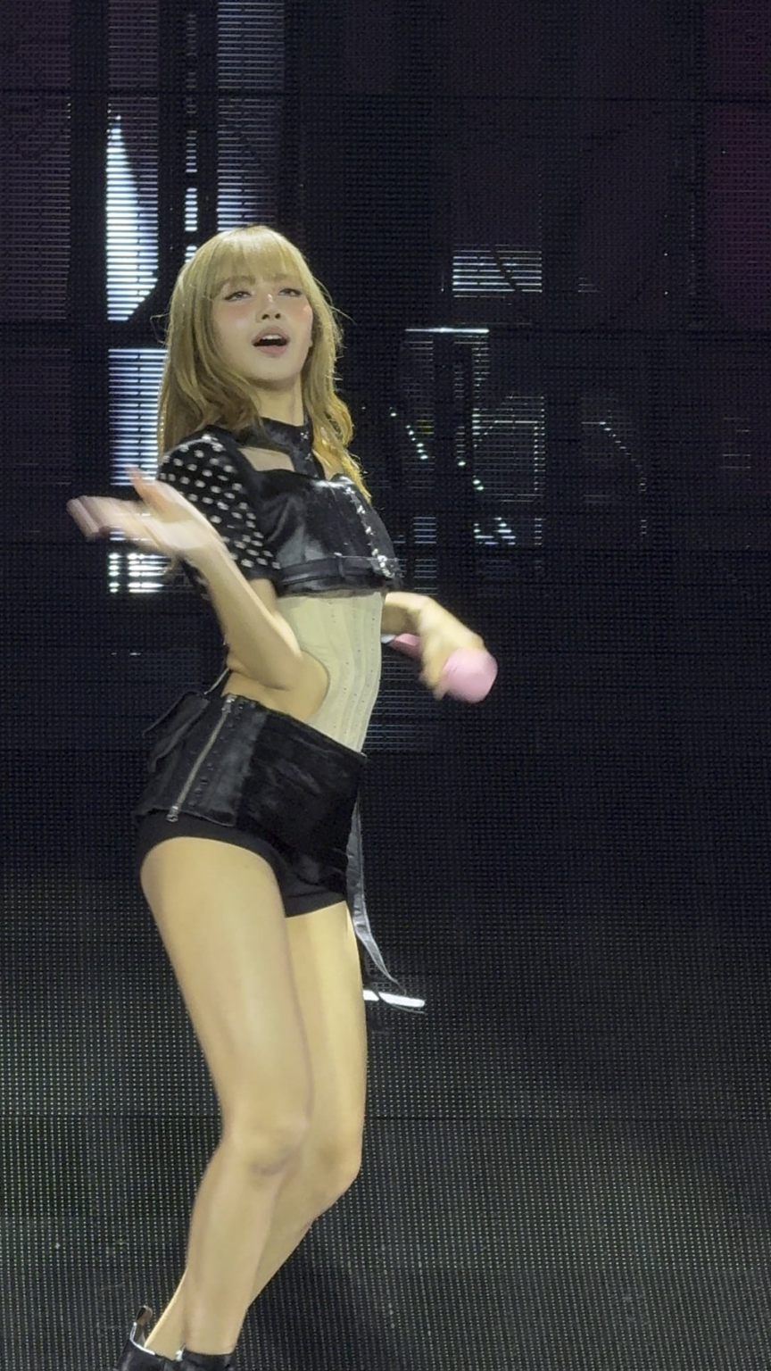 250816 ليزا تعلمنا كيفية ذبح السم الوردي 🔥 | جولة عالمية في Blackpink