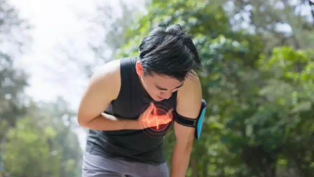 شاب يشعر بألم في صدره أثناء ممارسة الرياضة