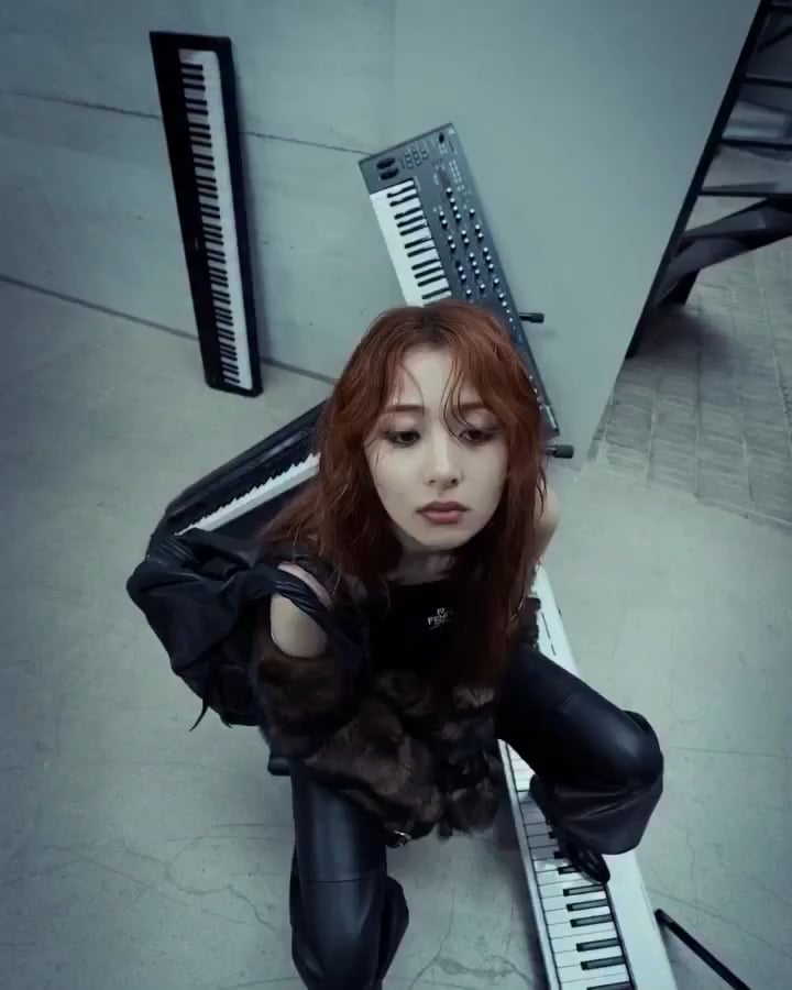 250822 Huh Yunjin - W Korea X Fendi (August 2025 إصدار فيلم الأزياء)