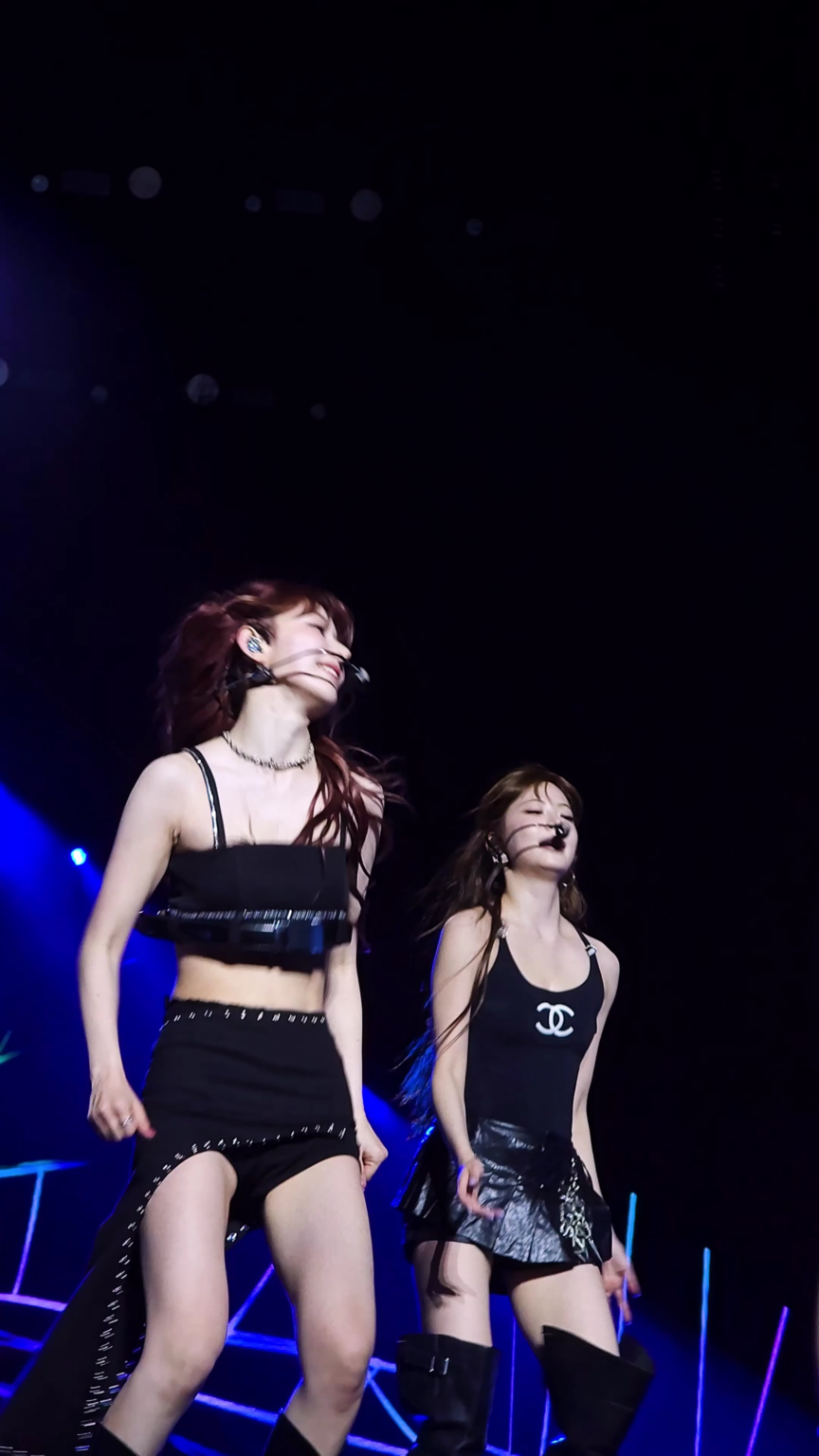 250803 Le Sserafim Tiktok Update (2) - جميع Girly Girls🤩 @ 2025 Le Sserafim Tour "Easy Crazy Hot" في مانيلا