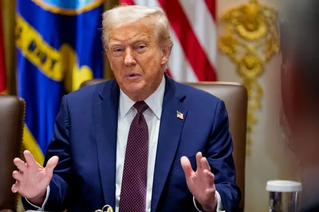 صورة للرئيس الأمريكي، دونالد ترامب، بتاريخ 26 أغسطس/آب، يرتدي فيها سترة زرقاء وقميصاً أبيض وربطة عنق فيها دوائر صغيرة حمراء وسوداء.