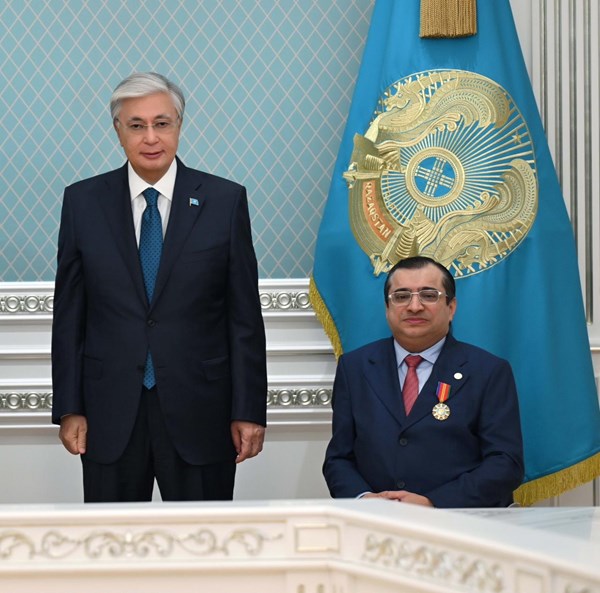 رئيس كازاخستان يمنح العصيمي «وسام الصداقة»