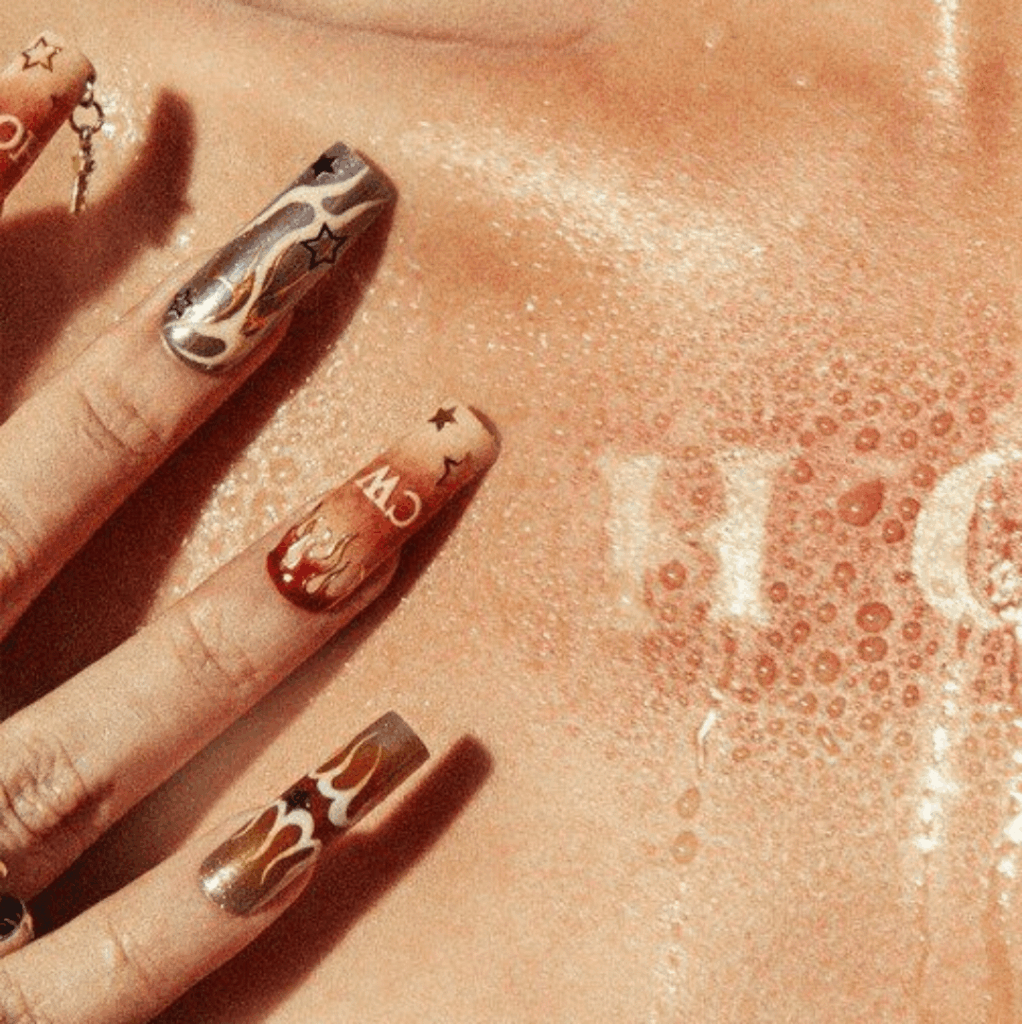 بحاجة إلى مساعدة في العثور على صور لهذه الأظافر!