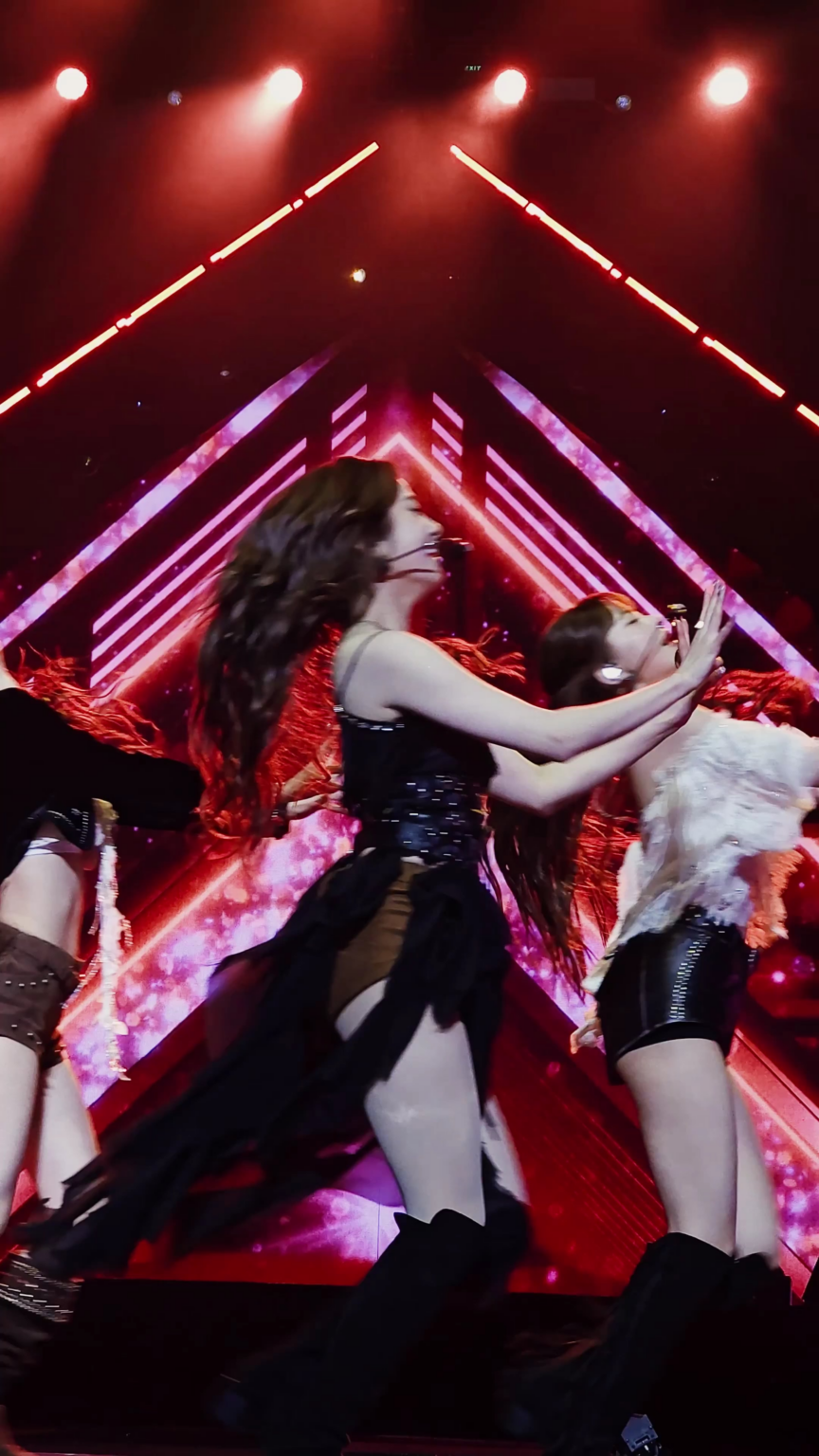 250803 Le Sserafim Tiktok Update - لا يكذب عندما يكون الأمر صحيحًا @ 2025 Le Sserafim Tour "Easy Crazy Hot" في مانيلا