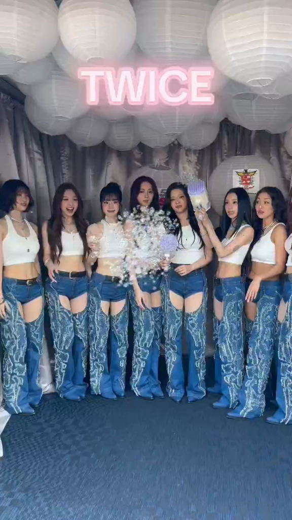 250803 103.5 KISS FM Twitter Update - "الملابس هي كل شيء 💗 أحبك مرتين !!"