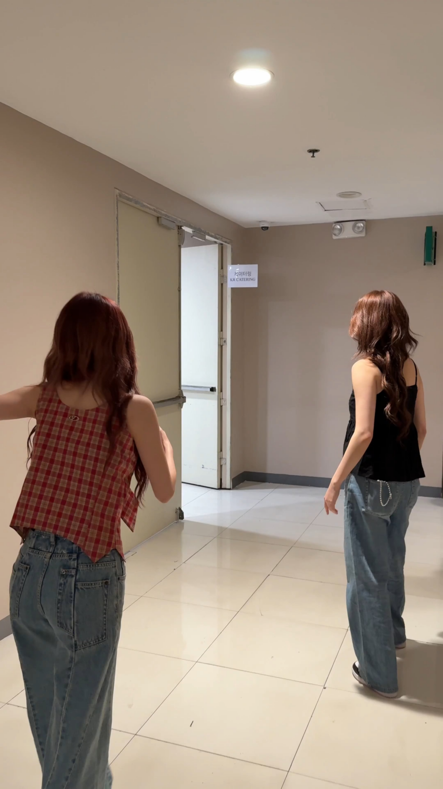 250807 le sserafim tiktok تحديث مع Miyawaki Sakura & Huh Yunjin - عندما قالوا بوفيه الفاكهة ، ولكن في الواقع 💀