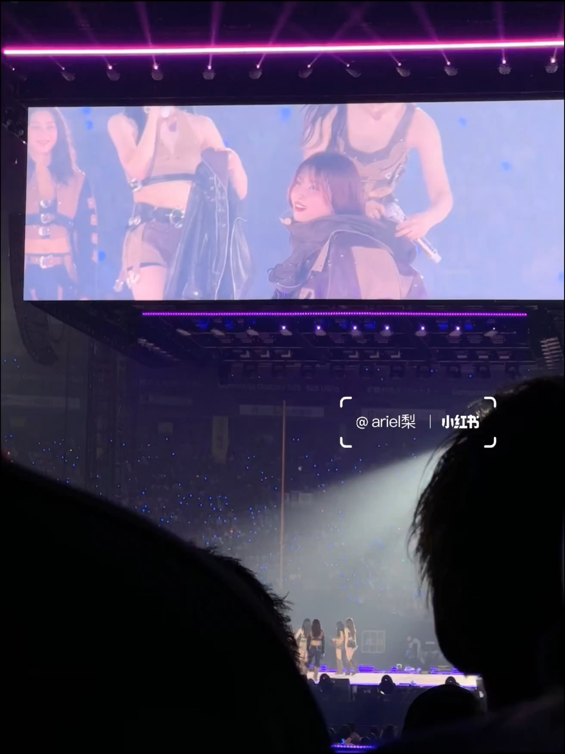 250831 تحديث موقع Xiaohongshu - مرتين من الأعضاء الذين يغطيون مومو في ستراتهم في حرارة البخار في Paypay Dome Fukuoka اليوم ، مع Nayeon تقول إنها قد تكون باردة لأن الشعر القصير