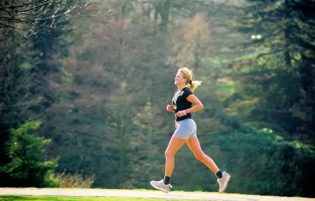 شابة تمارس رياضة الركض في حديقة غروغا في ألمانيا. 