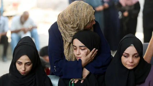 نساء من غزة يبكين أفراد من عائلاتهن