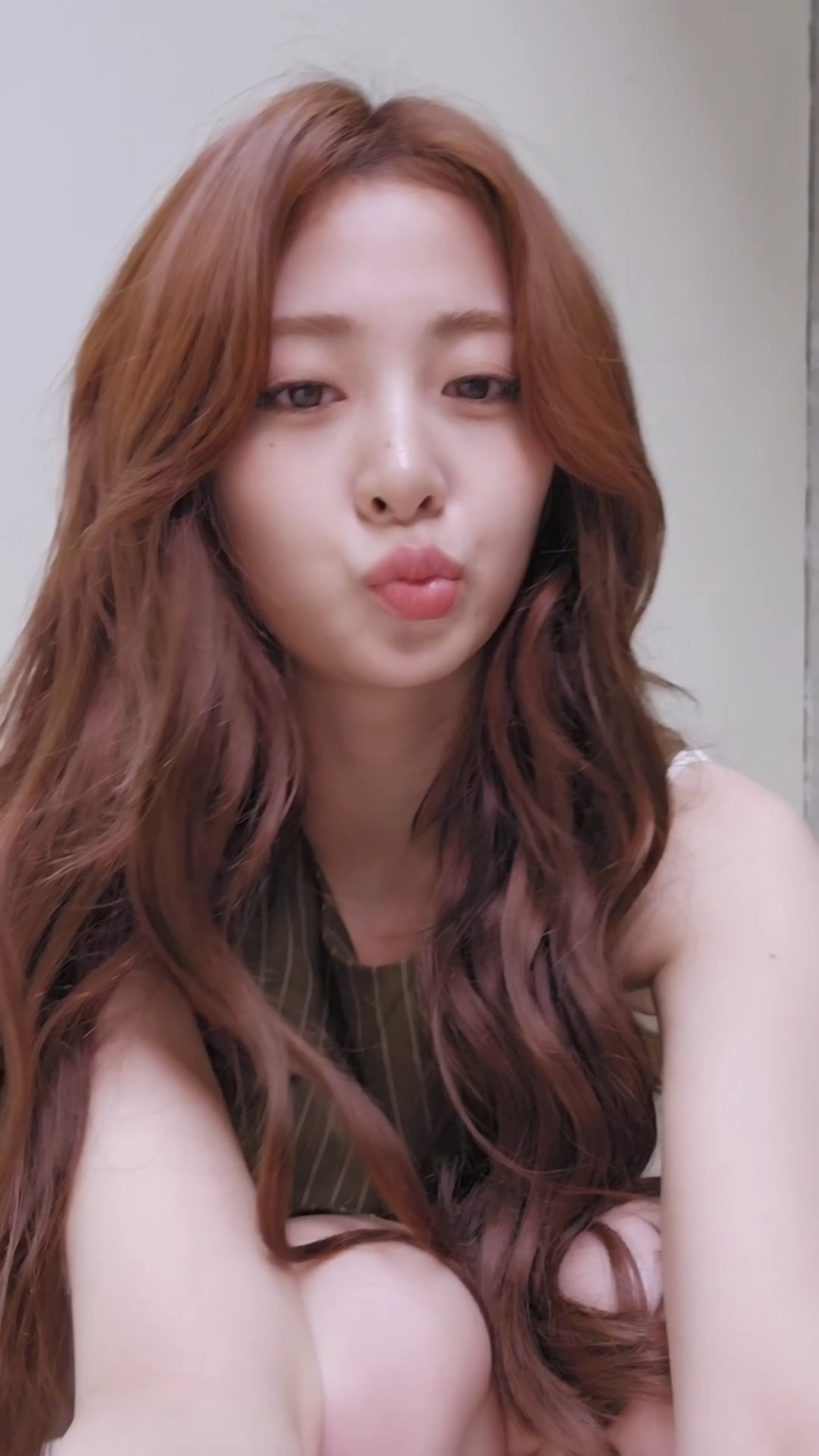 250814 le sserafim tiktok تحديث مع Huh Yunjin - أو أكثر مثل كل شهر 🩷