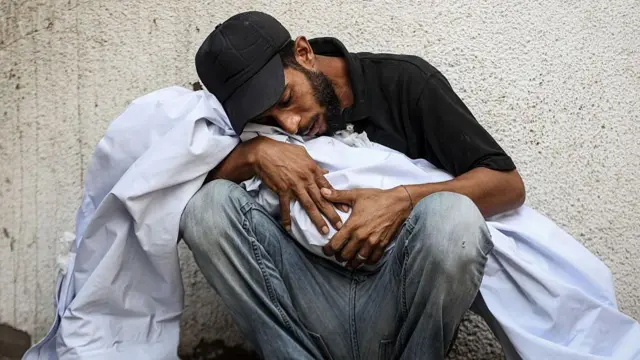 رجل يبكي بعد مقتل أحد أفراد أسرته بقصف إسرائيلي (أرشيفية).