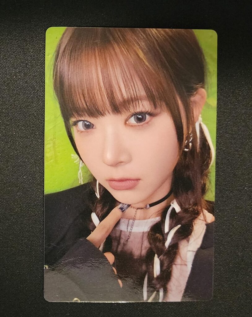 يسحب البطاقة الضوئية من ألبوم مختلف (Amazon)