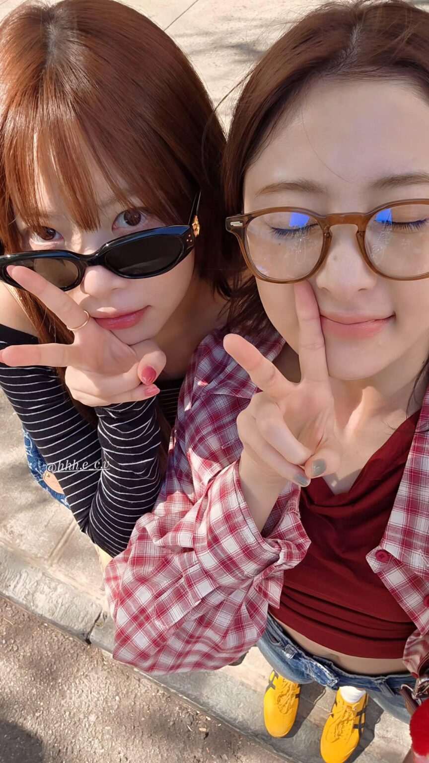 250901 تحديث قصة Huh Yunjin Instagram (2) مع Hong Eunchae