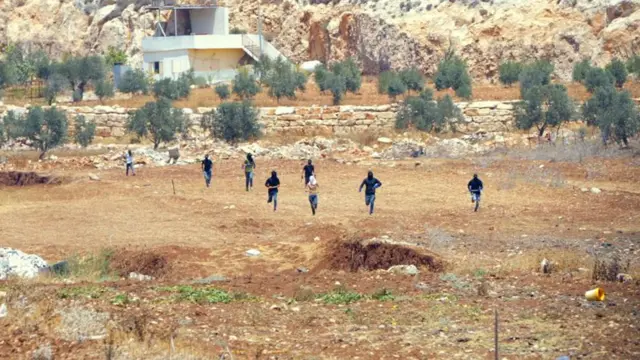 مستوطنون ملثمون