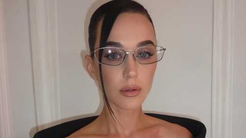 كاتي بيري تنجو من سقوط مرعب (فيديو)