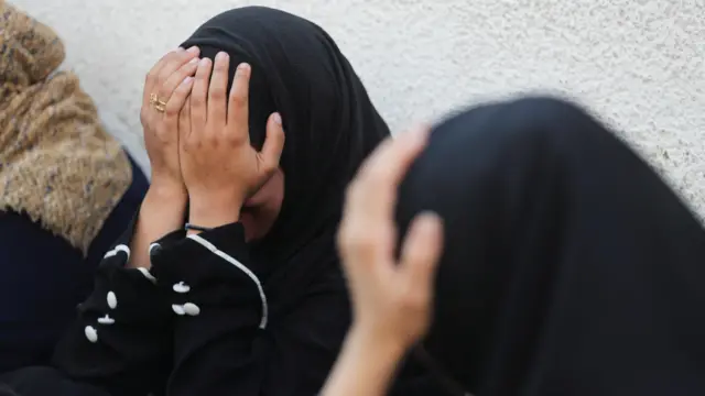 نساء من غزة يبكين أفراد من عائلاتهن