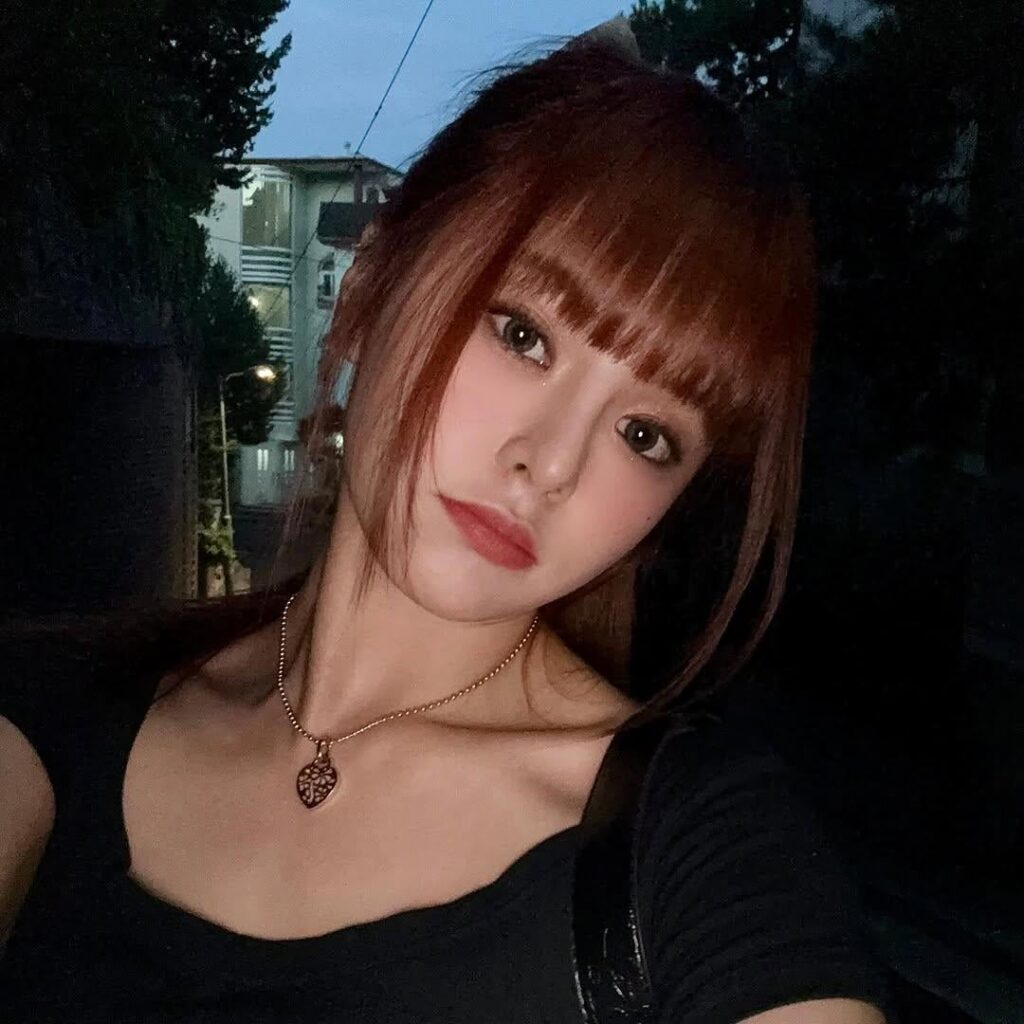 Everglow Sihyeon ، E: U ، Onda & Aisha - 2025 اليابان لقاء وتحية: إلى الأبد (صورة دعابة: E: U)