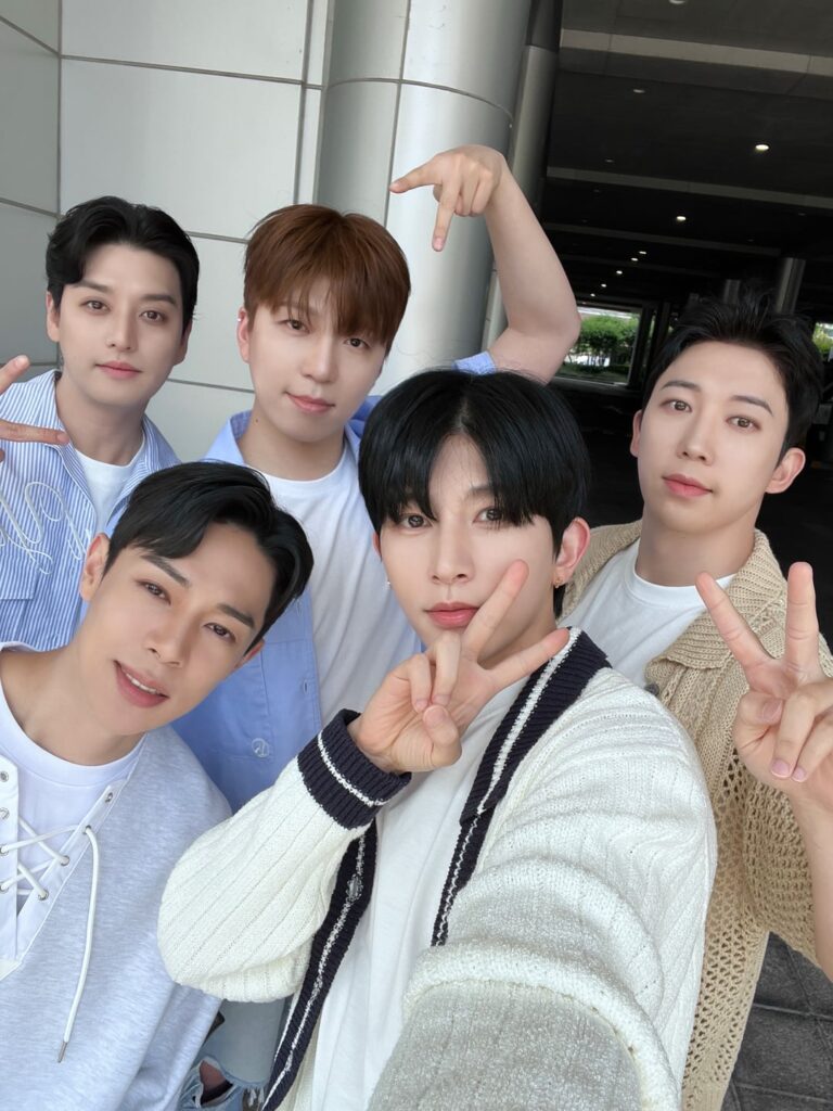 الذكرى السابعة عشر سعيدة إلى UKISS!
