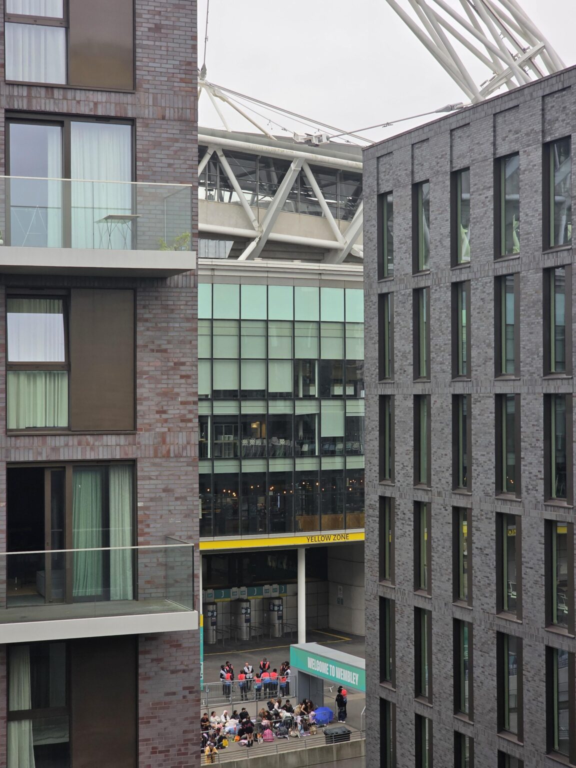 250816 يومض في الانتظار بالفعل في ويمبلي