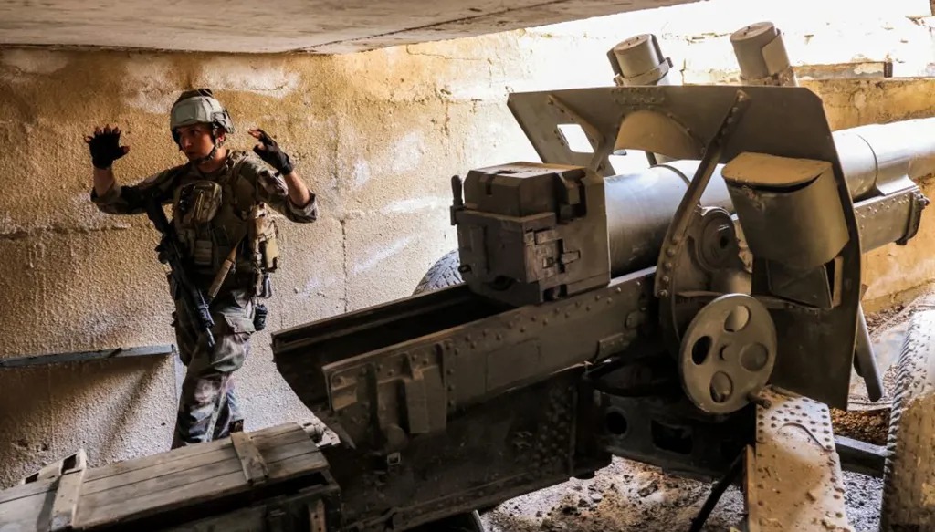 جندي من قوات اليونيفيل بجانب مدفع في نفق لـ