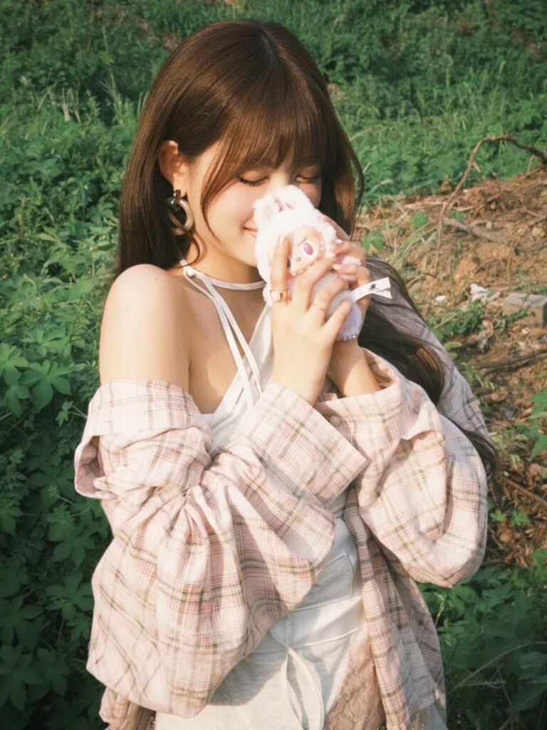 250822 تحديث Hong Eunchae Instagram (2)