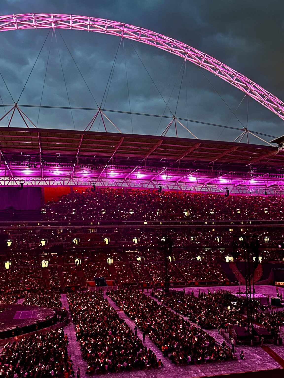 250816 أنا محظوظ للغاية للذهاب إلى Wembley للعروض كثيرًا ، لكنني لم أرها أبدًا تبدو جميلة كما فعلت الليلة مع كل العصي الوردية والضوء. أول عرض Blackpink الخاص بي وأول عرض KPOP الخاص بي وكان مذهلاً حقًا