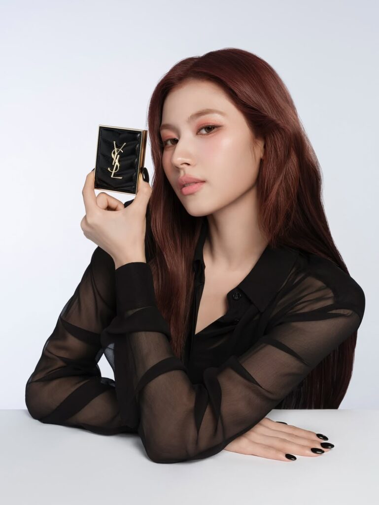 250807 Sana Instagram Update - أصدرت ظلال العيون الشهيرة في YSL "Couture Mini Clutch" مجموعة ألوان جديدة! الظل الذي ارتديته هذه المرة ، #730 ، هو وردي حساس ومؤسس لطيف للغاية ♥