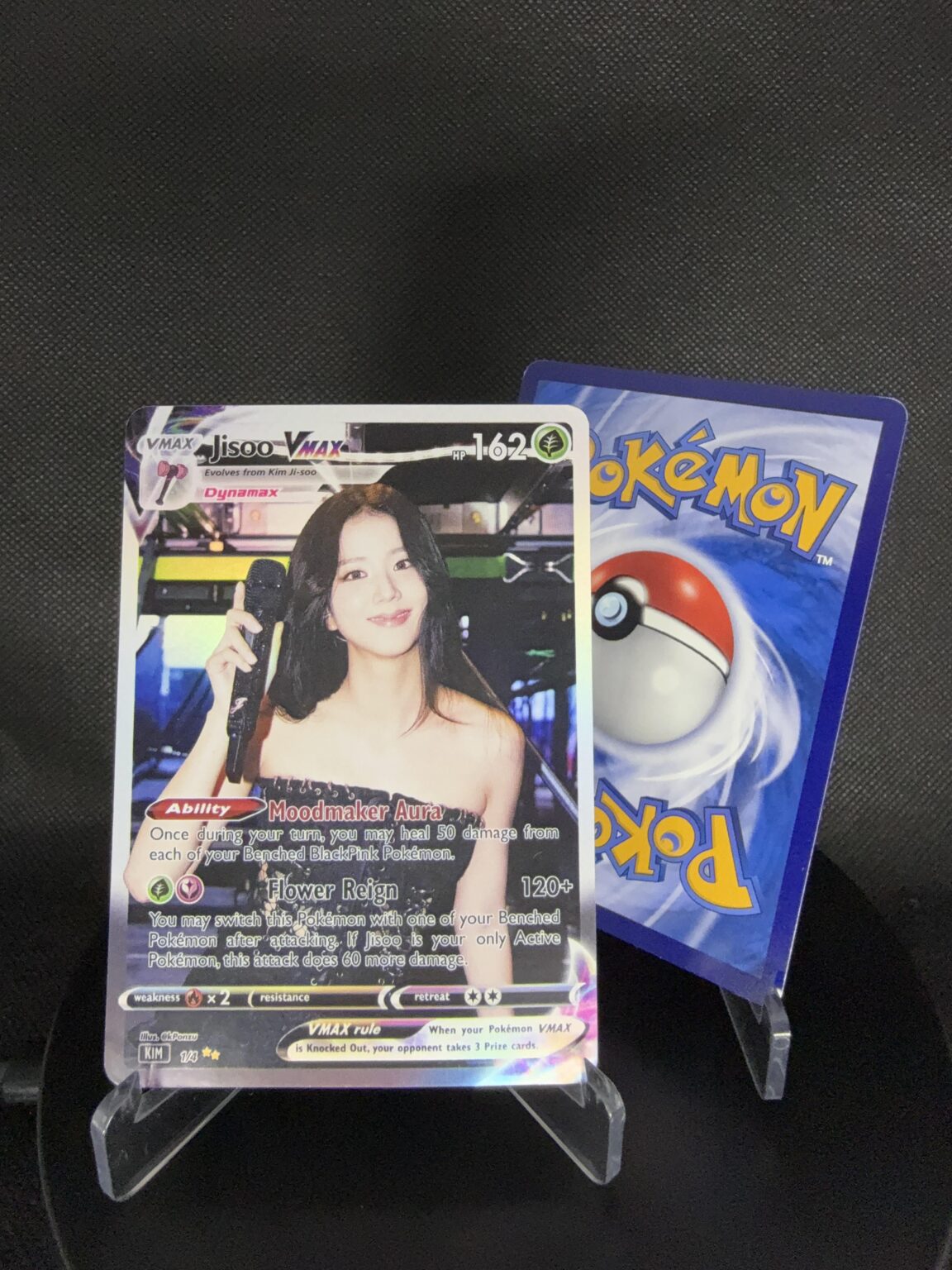 قام 250818 بعمل بطاقة ضوئية لـ JISOO بناءً على جولة الموعد النهائي! 👻