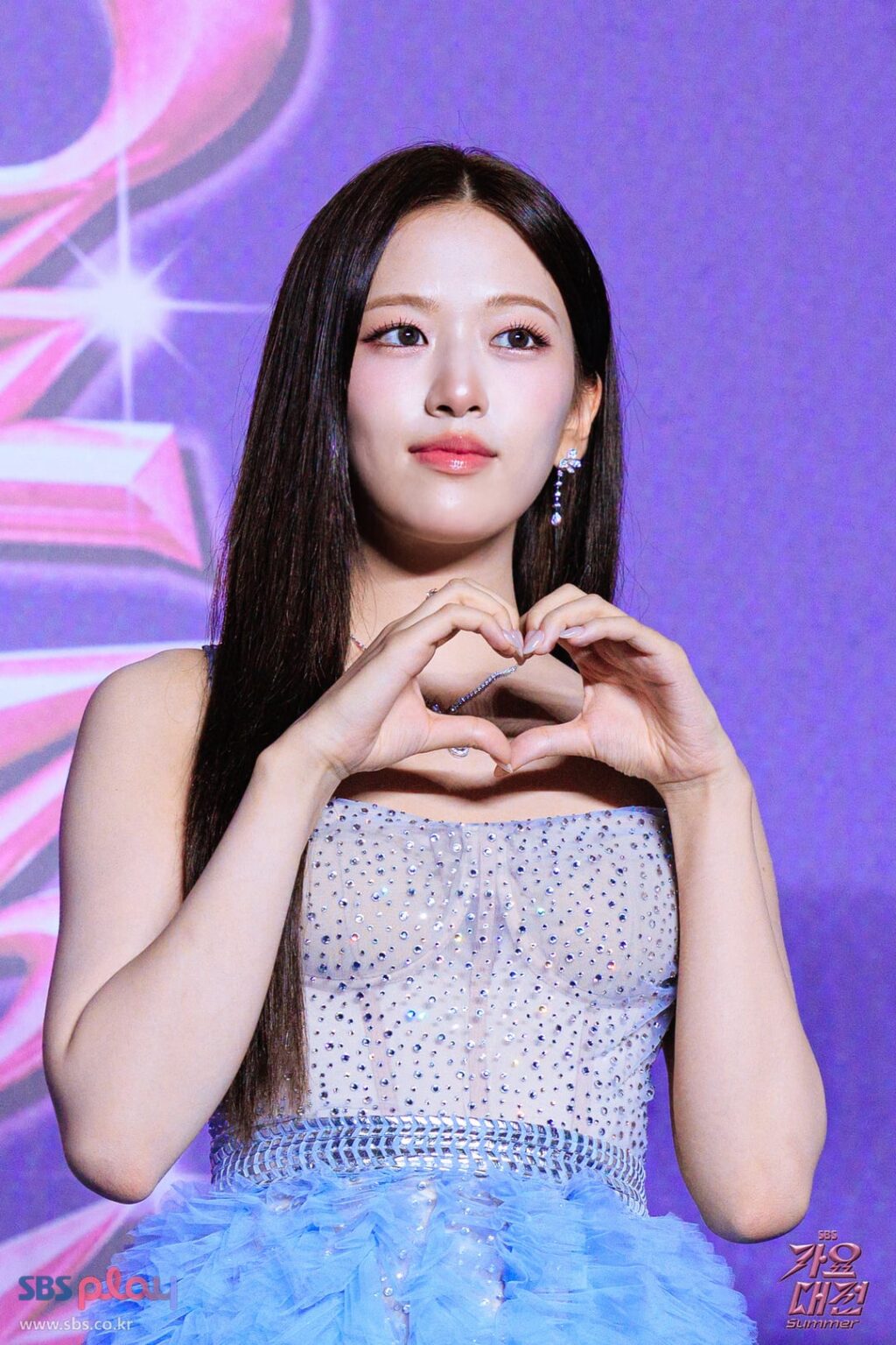 250801 Yujin (مع Doyoung و Yeonjun) - SBS Gayo Daejeon Summer 2025 (السجادة الأزرق وراء)