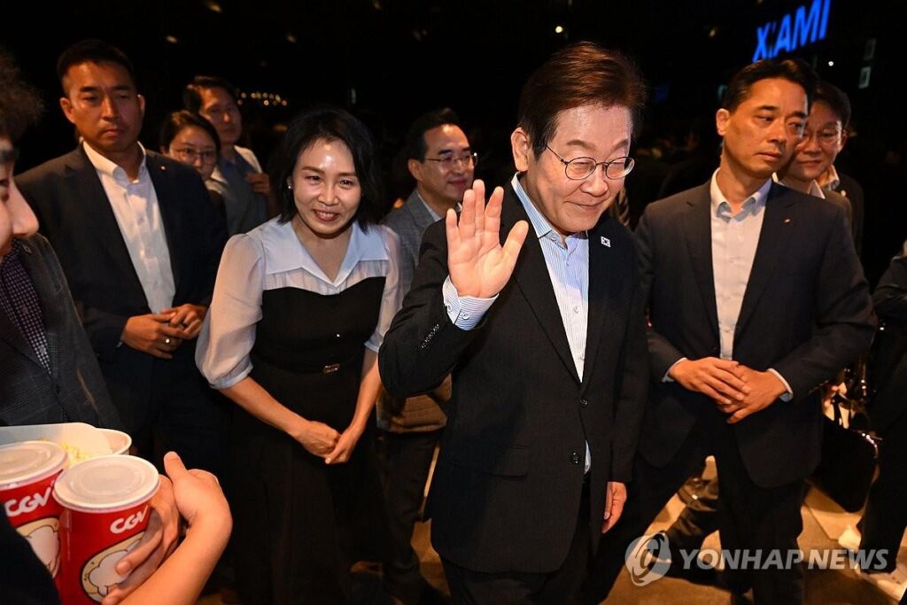 250819 Yonhap Degency - Lee لمناقشة مستقبل K -Pop مع مدير "KPOP Demon Hunters" ، مرتين في برنامج الحوارات التلفزيونية