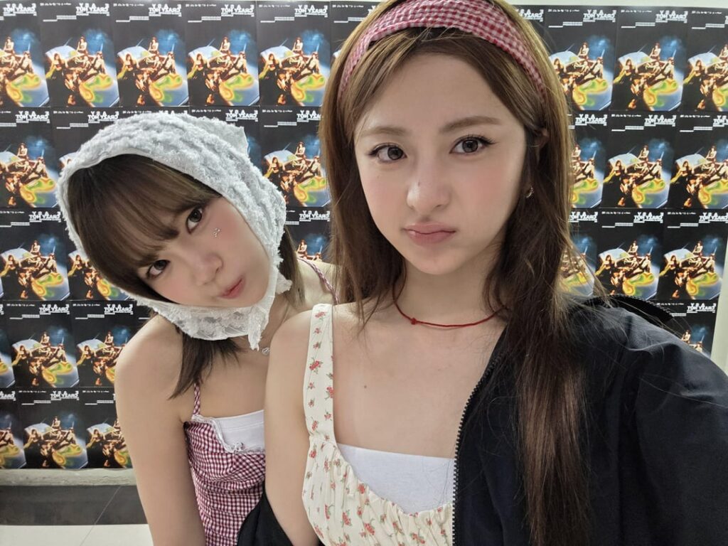 250811 Huh Yunjin Weverse Update مع Kim Chaewon