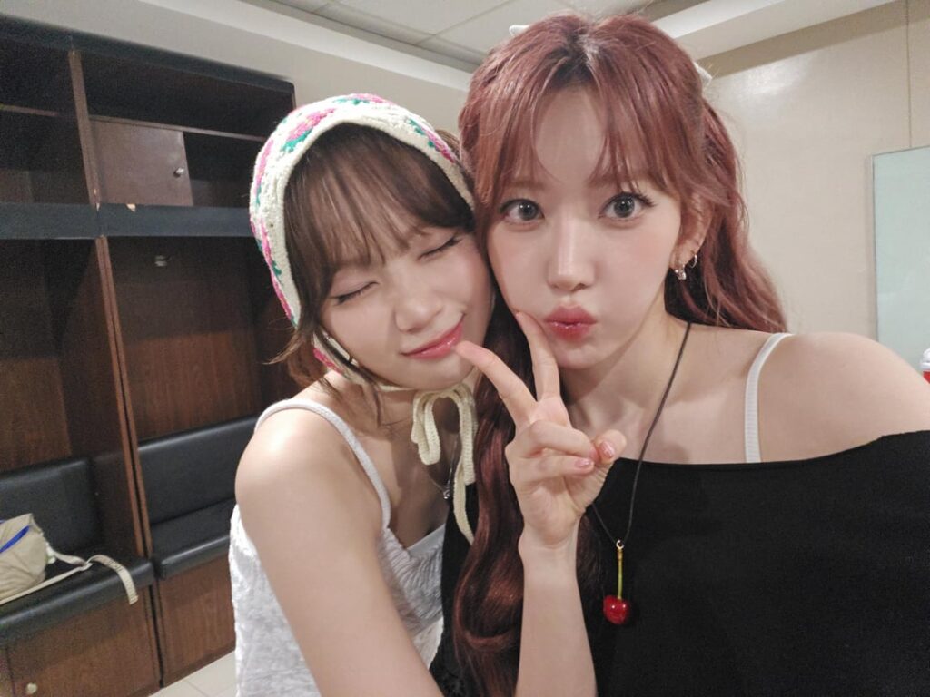 250803 Miyawaki Sakura Weverse Update مع Kim Chaewon