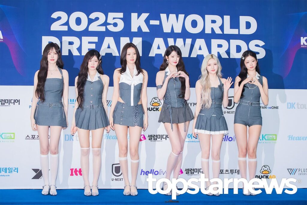 250821 Ive-2025 K-World Dream Awards (صور السجاد الأزرق في الموقع)