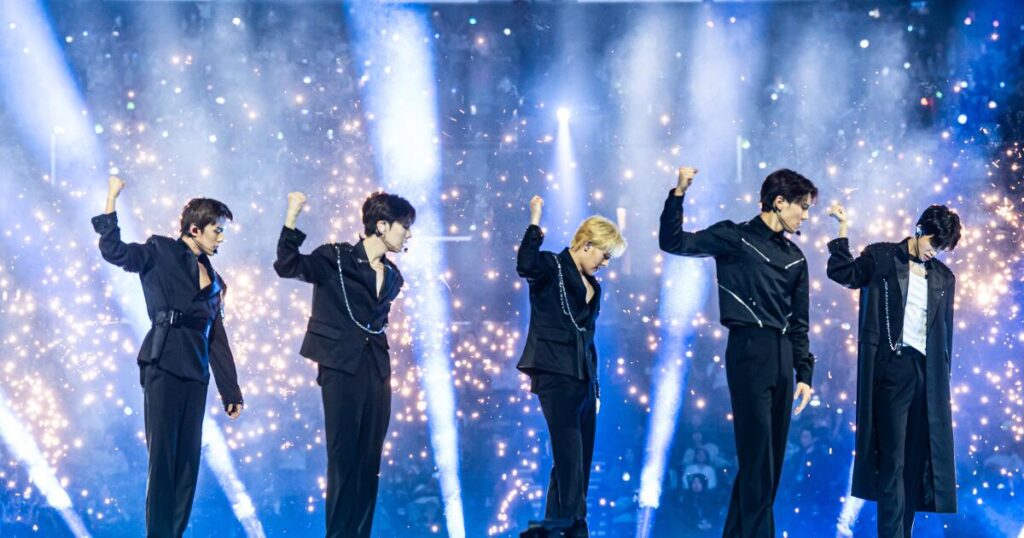 Monsta X - Monsta X's Return at Kcon بعد 10 سنوات تثبت القدرة على التحمل هي قوة فائقة @ لوس أنجلوس تايمز (250805)