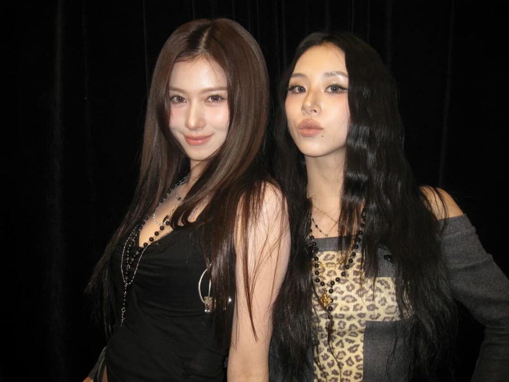 250824 CCVELY Instagram Update - Chaeyoung و Sana يطلقان النار من فنان المكياج الخاص بهم