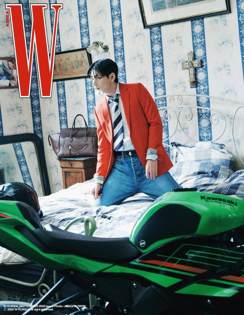 BTS V - W Korea X Celine (المجلد 9 / سبتمبر 2025 إصدار المعاينة المصورة)