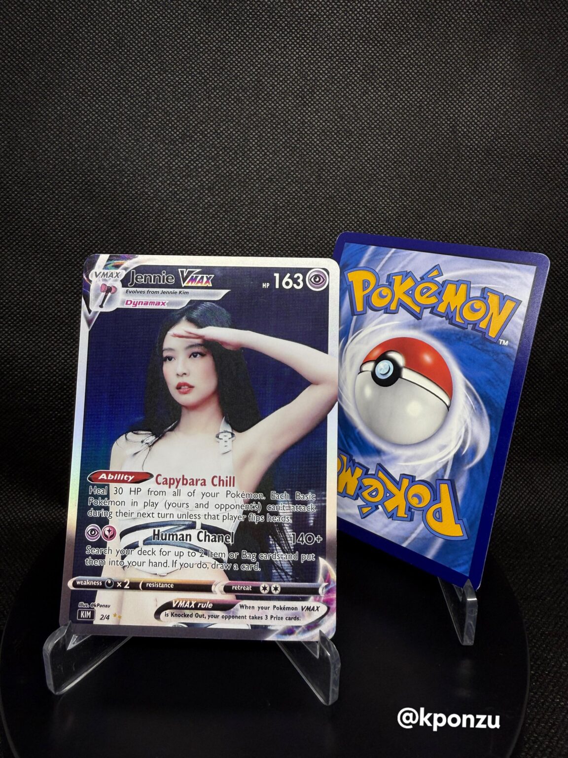 صنع بطاقة Pokemon Photocard المجسرية لجيني كيم بناءً على جولة الموعد النهائي