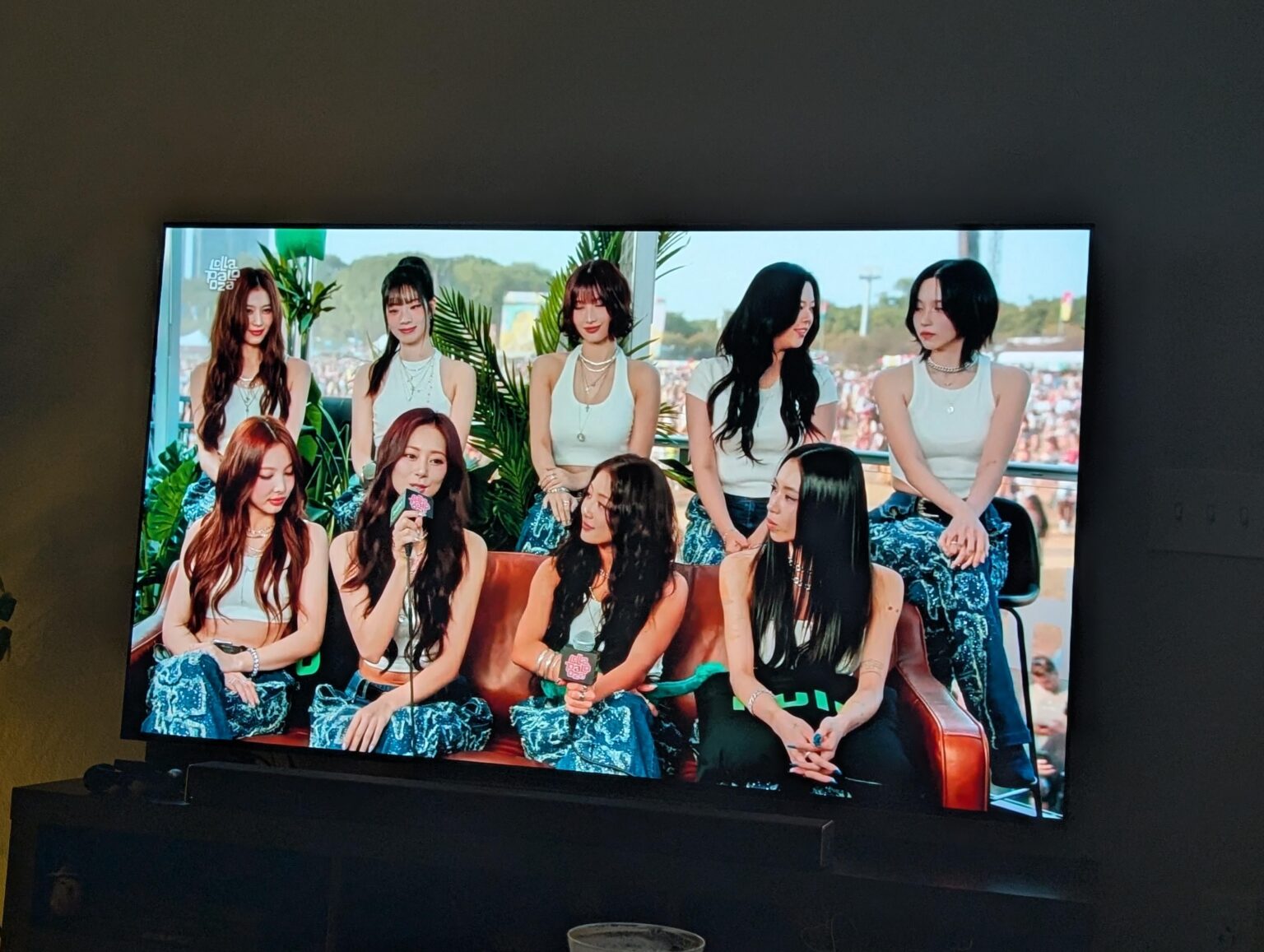 هل يمكن لشخص ما إضافة أسماء أعضاء إلى جميع السيدات في هذه الصورة هنا من Lolla