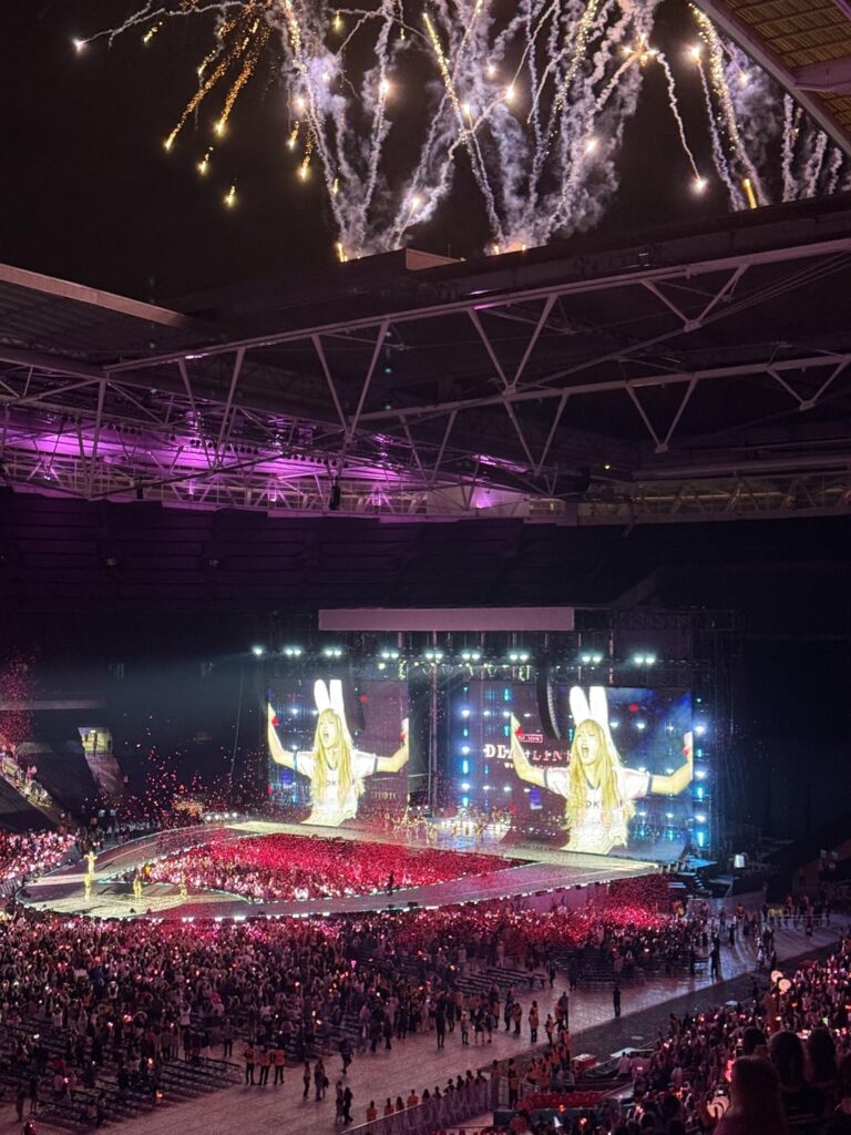 250816 London Night 2 كانت لا تصدق !!