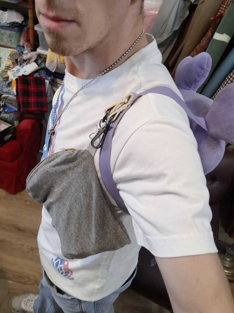 لقد صنعت حقيبة الظهر المريحة تمامًا ويمكن أن تحمل الأشياء على أحزمةها الآن!