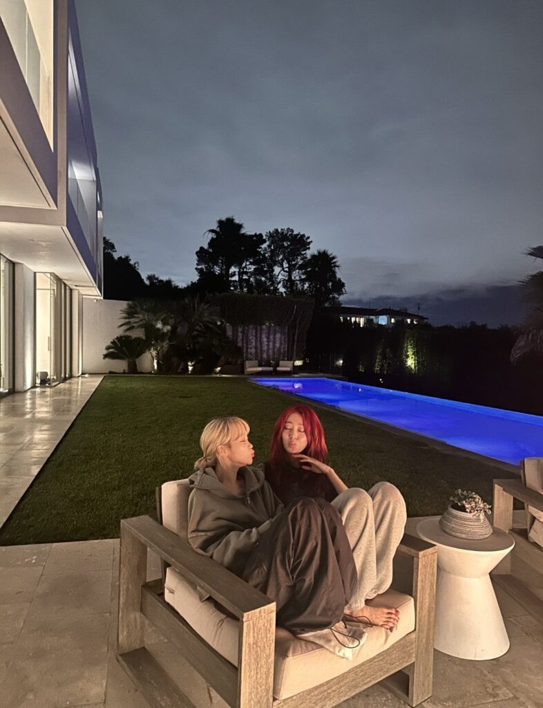 250802 تحديث im_lesserafim Twitter - رسالة عيد ميلاد Huh Yunjin السعيدة إلى Kim Chaewon